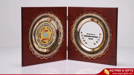 Individuell gravierter Pokalständer aus Metall und Holz mit goldener Trophäenprägung, Souvenir-Auszeichnung, Medaillenplakette